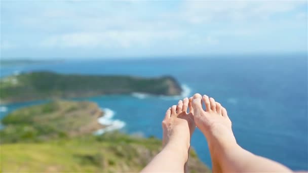 Weibliche Füße im Hintergrund der Blick auf English Harbor von Shirley Heights, Antigua — Stockvideo