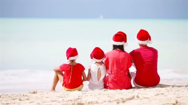 Noel Baba 'da yaz tatilinde iki çocuklu mutlu bir aile. — Stok video