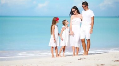 Genç aile beyaz tropikal Karayipler Sahilde yürüyüş