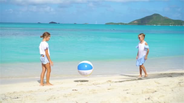 Kleine entzückende Mädchen spielen mit Ball am Strand. — Stockvideo