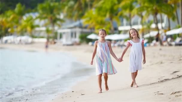 Le bambine si divertono sulla spiaggia tropicale durante le vacanze estive giocando insieme — Video Stock