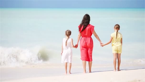 Мать с двумя детьми наслаждается пляжным отдыхом — стоковое видео