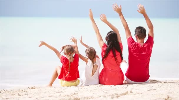 Молода сім'я у відпустці на карибському пляжі — стокове відео