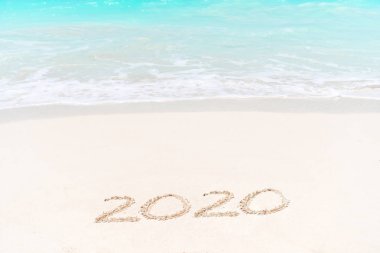 arka plan dalga yumuşak okyanus ile kumsalda el yazısıyla yazılmış 2020