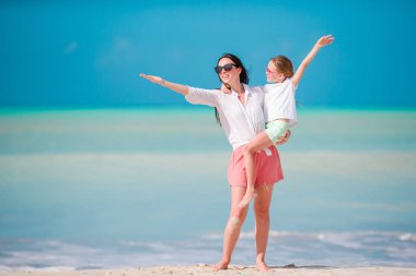 Karayip sahilinde güzel bir anne ve kız.