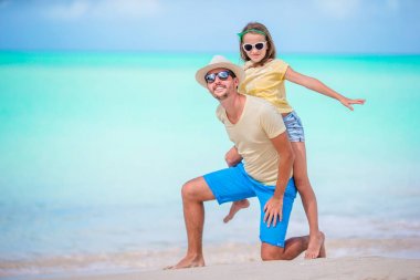 Aile tropikal plaj birlikte Karayip Adası, Antigua ve Barbuda içinde yürüme