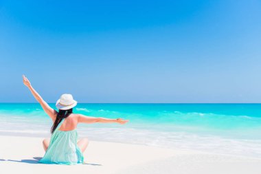 Yaz tatili zevk kumsalda oturan kadın