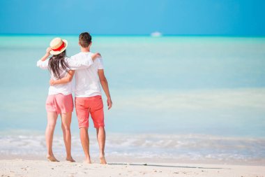 Genç Beyaz kumsalda çift. Mutlu aile balayı tatil