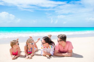 Genç aile tatil eğleniyor