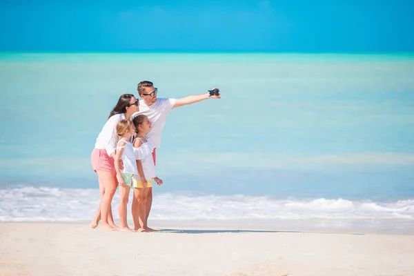 Familia en la playa. Familia tomando fotos . —  Fotos de Stock