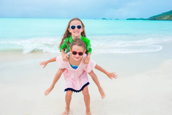 Чарівні маленькі дівчата, що гуляють на пляжі — стокове фото