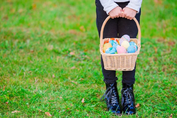 Cesta con huevos de Pascua en vacaciones de Pascua —  Fotos de Stock