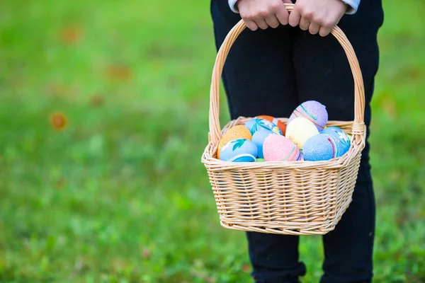 Koš s velikonoční vajíčka na velikonoční prázdniny — Stock fotografie