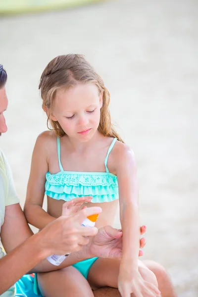 Un père prudent applique de la crème solaire sur le nez des enfants. Portrait de fille lttle en crème solaire — Photo