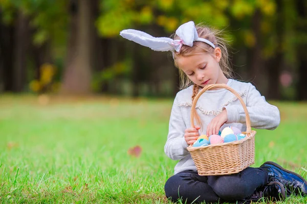 Easter time. Kid on Easter outdoor — Stock Photo, Image