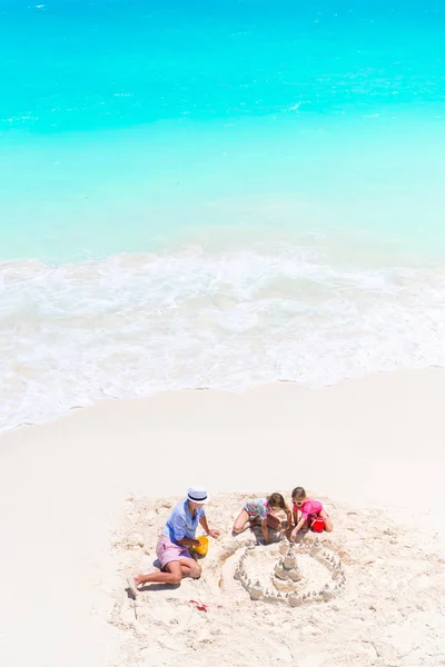 Családi így homokvárat, trópusi, fehér strand felülnézet — Stock Fotó