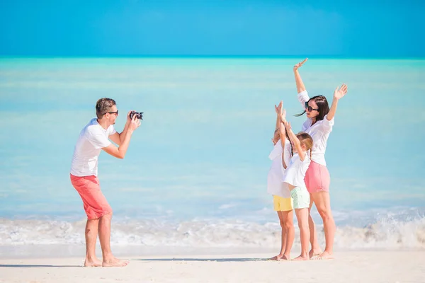 Familia de cuatro personas tomando una foto selfie en sus vacaciones en la playa. Vacaciones familiares en playa — Foto de Stock