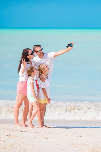 Una famiglia che fa un selfie sulla spiaggia. Vacanza al mare in famiglia — Foto Stock