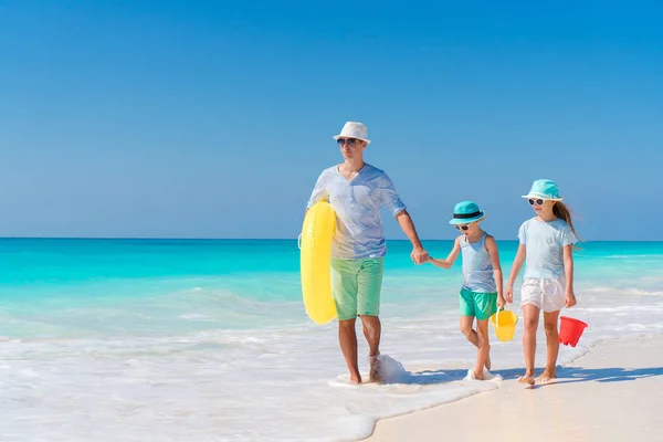 Vader en weinig kinderen genieten van zomer tropische strandvakantie. Familie spelen op het strand — Stockfoto