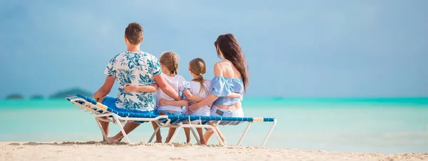해변의 행복 한 가족 — 스톡 사진