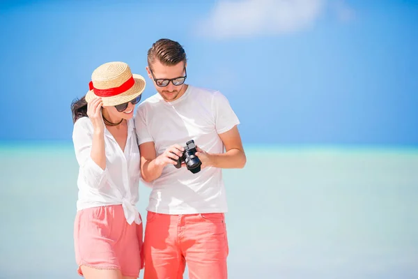 Ευτυχισμένο ζευγάρι λήψη φωτογραφιών selfie στην παραλία με λευκή. Δύο ενήλικες απολαμβάνουν τις διακοπές τους στην τροπική εξωτική παραλία — Φωτογραφία Αρχείου