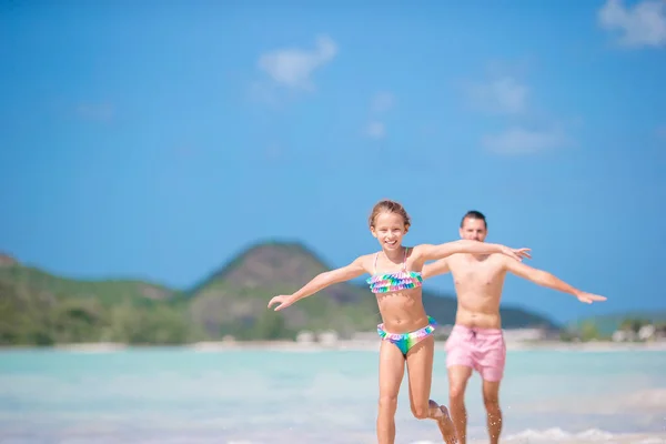 Feliz padre y su adorable hijita en la playa tropical caminando juntos —  Fotos de Stock