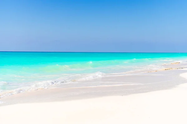 Playa tropical idílica con arena blanca, agua de mar turquesa y cielo azul en la isla caribeña — Foto de Stock