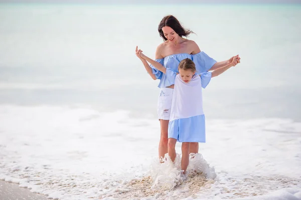 열 대 해변의 귀여운 소녀와 어린 엄마 — 스톡 사진