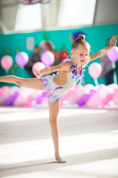 Poco hermosa gimnasta en las competiciones — Foto de Stock