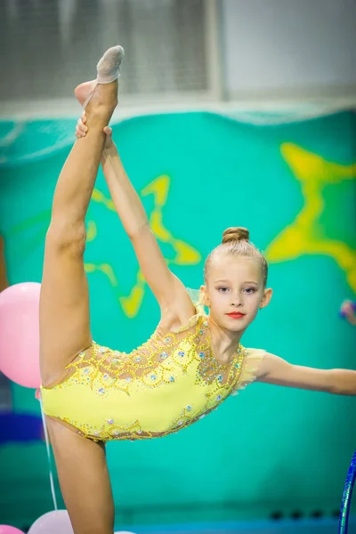 Malá gymnastka se účastní soutěží v rytmické gymnastice — Stock fotografie