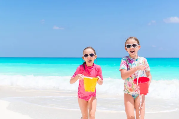 Pequeños niños felices se divierten mucho en la playa tropical jugando juntos — Foto de Stock