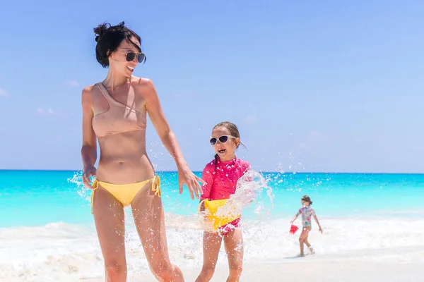 Мать с двумя детьми наслаждается пляжным отдыхом — стоковое фото