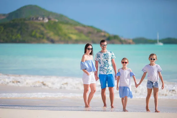 Familienpanorama im Strandurlaub — Stockfoto