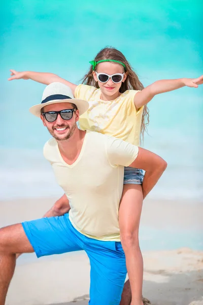 Porträt einer Familie mit Kind und Vater am Strand — Stockfoto