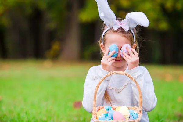 Портрет ребенка на Пасху, играющего с яйцами на открытом воздухе — стоковое фото
