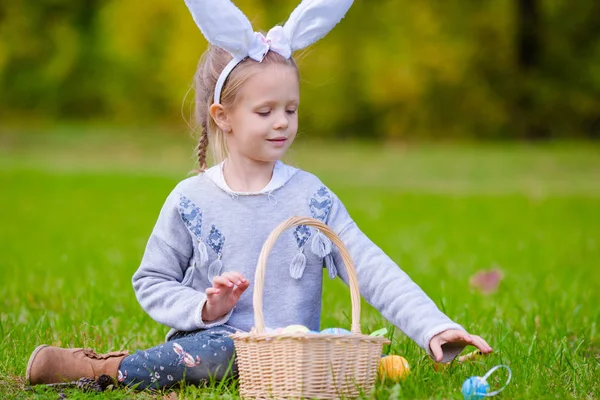 Portrait of kid on Easter playing with eggs outdoor — Stock Photo, Image