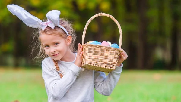 Portrait of kid on Easter with eggs outdoor — Stock Photo, Image