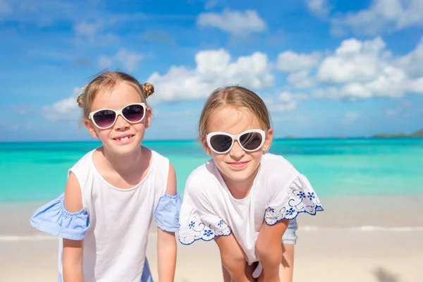 Porträt von zwei schönen Kindern, die auf den Kamerahintergrund der schönen Natur von blauem Himmel und türkisfarbenem Meer blicken — Stockfoto
