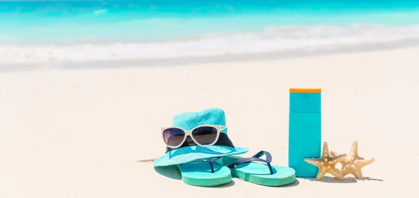Suncream 瓶, 太阳镜, 翻转翻牌海星白色沙滩背景海洋 — 图库照片