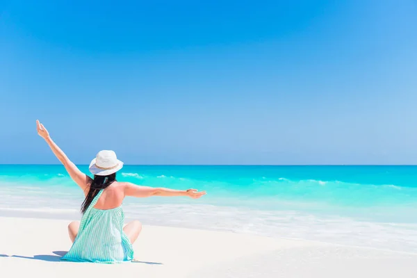 Mujer sentada en la playa disfrutando de vacaciones de verano —  Fotos de Stock