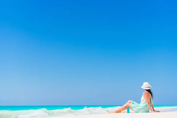 Young beautiful woman having fun on tropical seashore — Stock Photo, Image