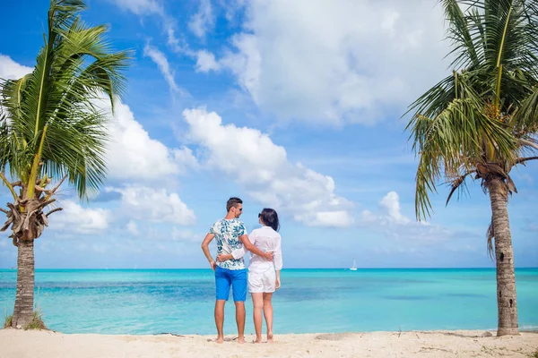 Pareja joven en la playa blanca. Familia feliz en vacaciones de luna de miel —  Fotos de Stock