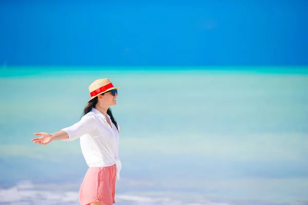 Молодая женщина наслаждается солнцем, купаясь в идеальном бирюзовом океане . — стоковое фото