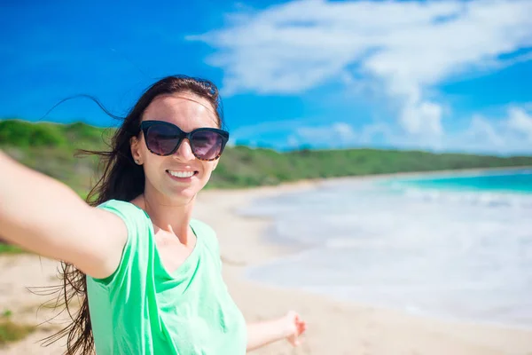 Young woman taking selfie portrait background turquiose ocean — Stock Photo, Image