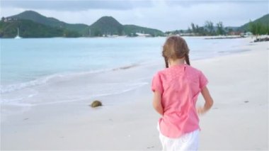 Kumsalda küçük sevimli bir kız Karayip adasında eğleniyor. Yavaşlama Hareketi