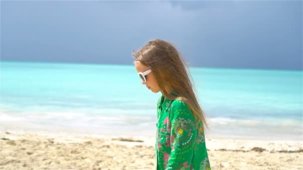 Schattig klein meisje op het strand plezier hebben op Caribisch eiland. — Stockvideo