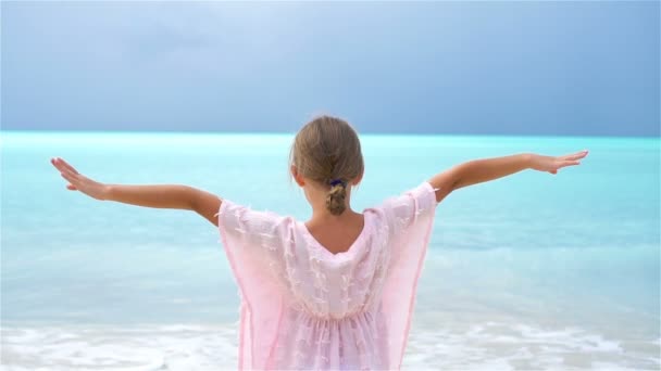 Adorable niña en la playa tropical — Vídeos de Stock