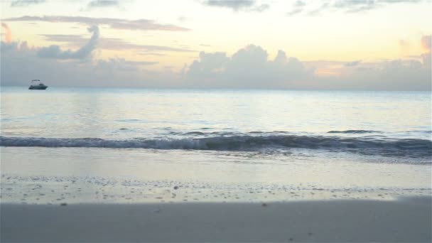 Increíble hermosa puesta de sol en una playa caribeña exótica — Vídeos de Stock