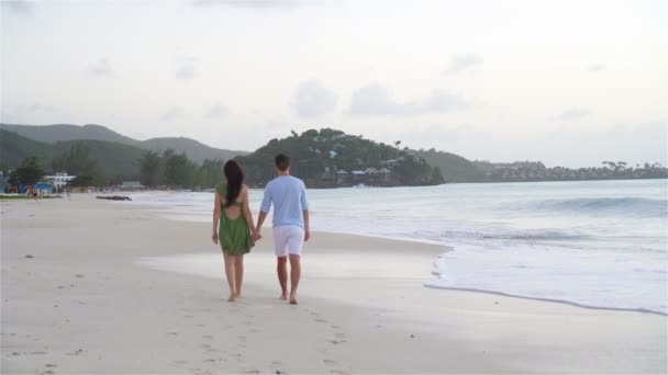 Familj till två på strandsemester — Stockvideo