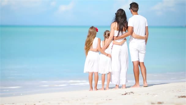 Glücklich schöne Familie am weißen Strand — Stockvideo